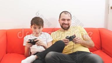 父亲和孩子<strong>玩电脑</strong>、电子游戏